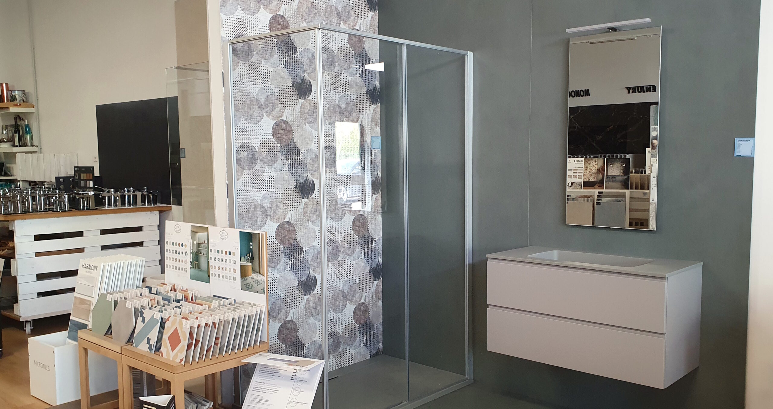 Esposizione gres porcellanato, mobili bagno e box doccia - Ker Ceramiche Modena
